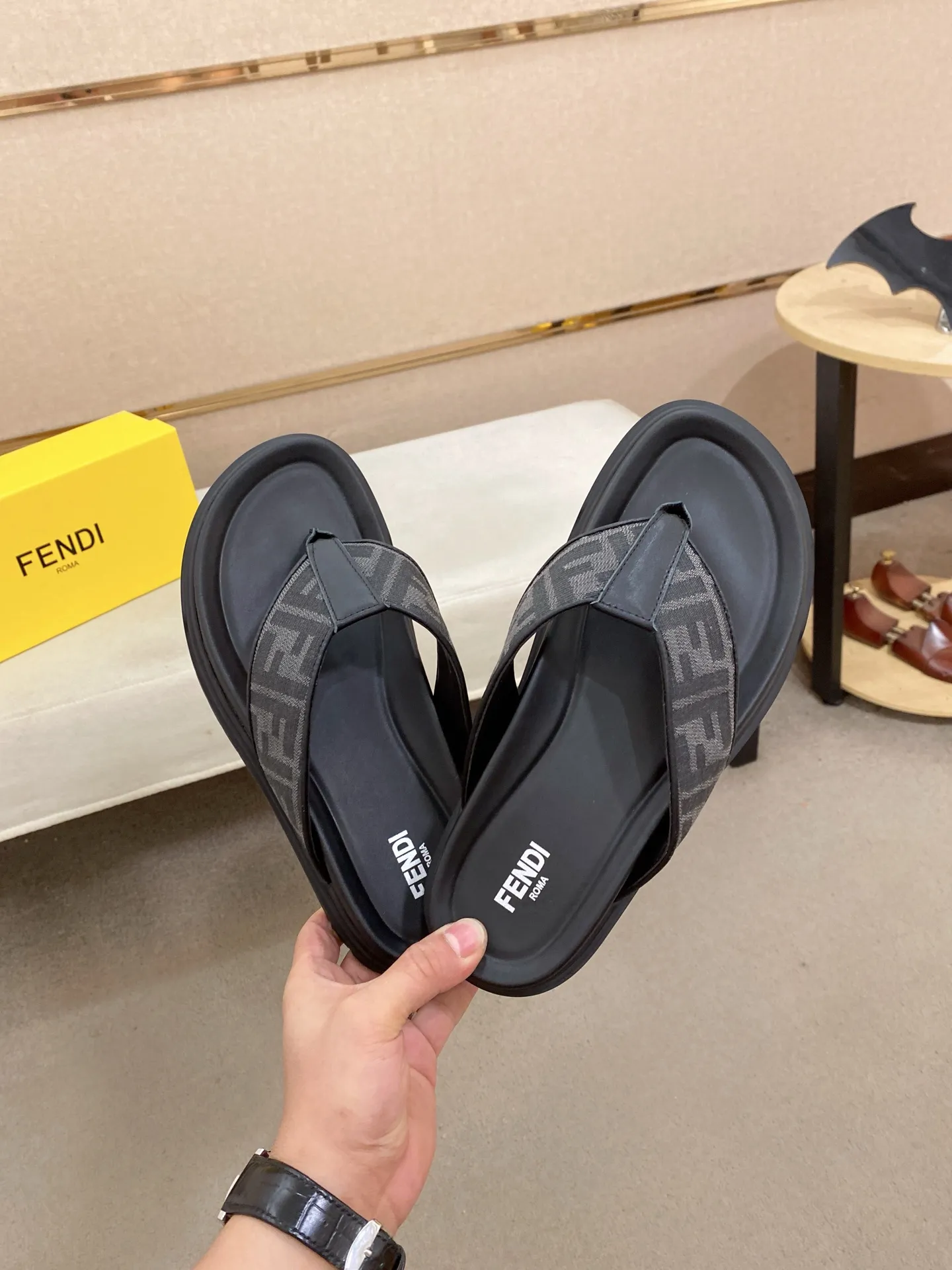 Factory price: 320💰 [Fendi Slippers] High-end brand of men's shoes, official website 1:1 latest masterpiece: original mold customization, the fabric is made of imported original materials, upgraded outsole, lighter and non-slip. The market's top quality, simple yet tasteful, a must-have for fashionistas, fashionable at your feet, full of confidence, the same style at the counter 👍The season of summer slippers is here. Code: 38-44 (45 is custom-made and cannot be returned or exchanged)
